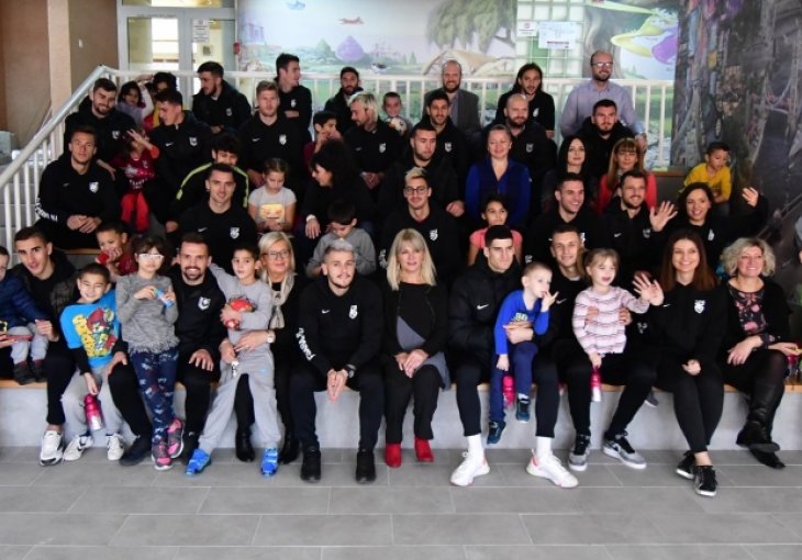 BORDO PRVAK VELIKOG SRCA: FK Sarajevo u posjeti Domu za djecu bez roditeljskog staranja na Bjelavama
