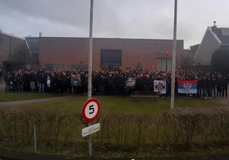ŠOK U HOLANDIJI Navijači Partizana otišli pred zatvor i skandirali Ratku Mladiću!