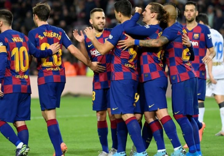 Barca na krilima odličnog Suareza savladala Alaves i zasjela na čelo Primere
