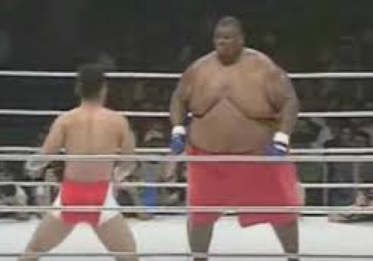 VJEROVALI ILI NE: Pogledajte šta se dogodi kada borac od 75 kg uđe u ring protiv sumo hrvača od 275 kila (VIDEO)