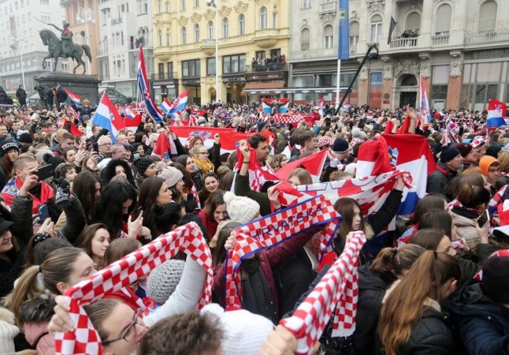 HRVATSKA OVAKVO SLAVLJE NIJE DOŽIVJELA: Srebrni rukometaši stigli na Trg bana Jelačića pred nekoliko hiljada navijača!