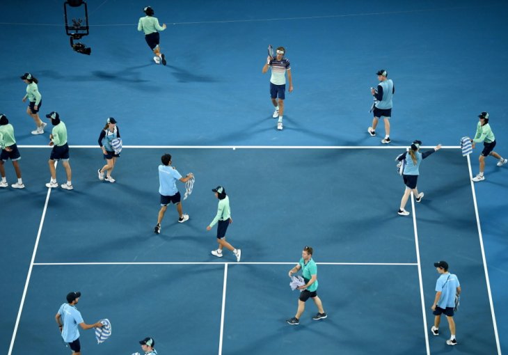 PRŠTI NA POČETKU DUELA ZVEREV-TIM: Meč je prekinuo iznenadni gost kome se Australija raduje (FOTO/VIDEO)