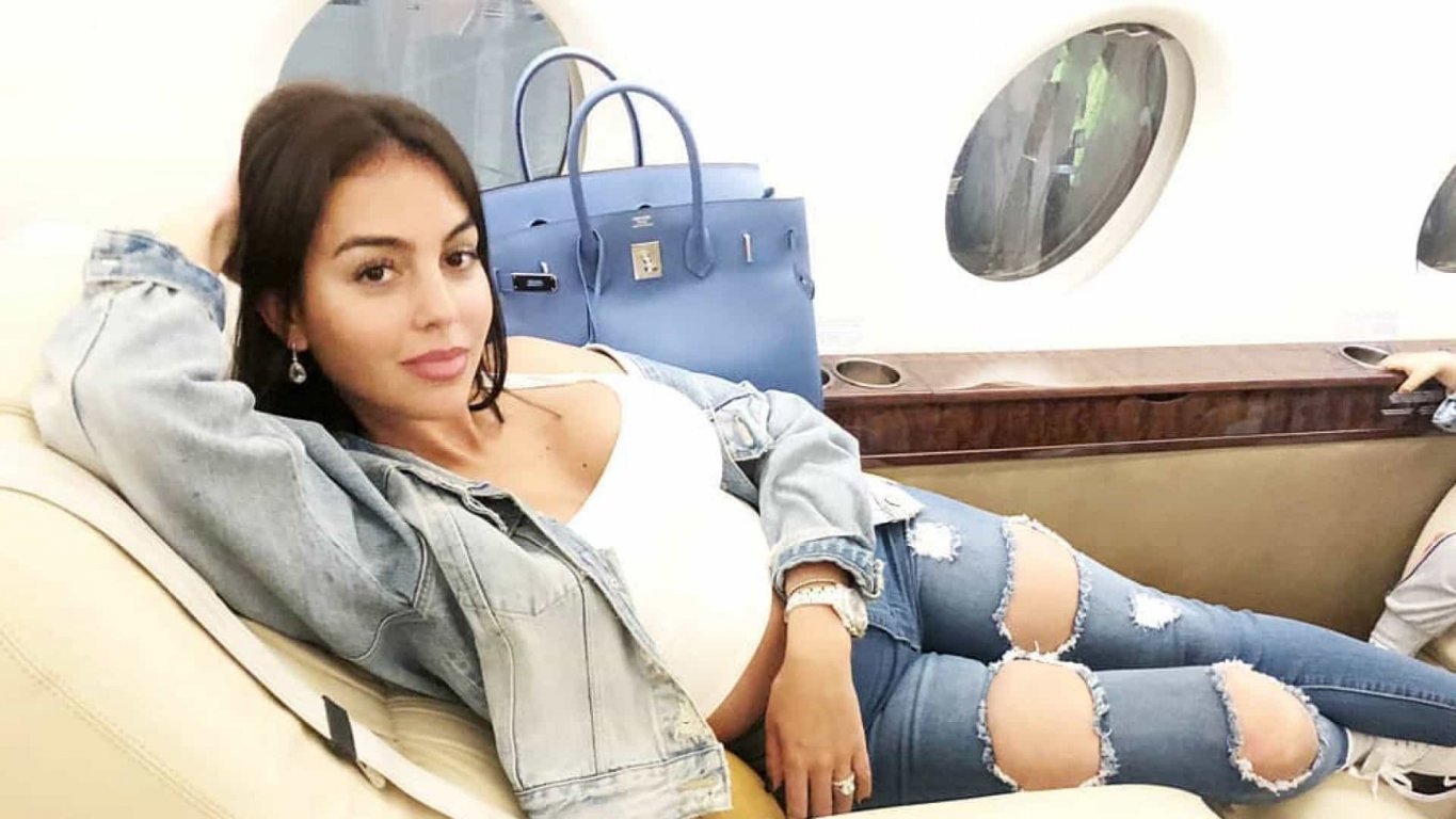 georgina-rodriguez-shows-relaxed-on-cr7-private-jet-news