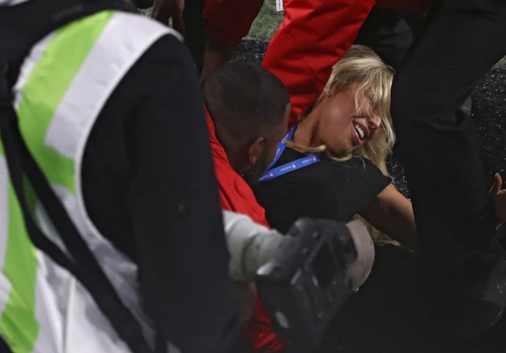 NADMAŠILA JE KINSEY Plavuša koja je s jako malo krpica na sebi htjela prekinuti Super Bowl izazvala pometnju s fotkama