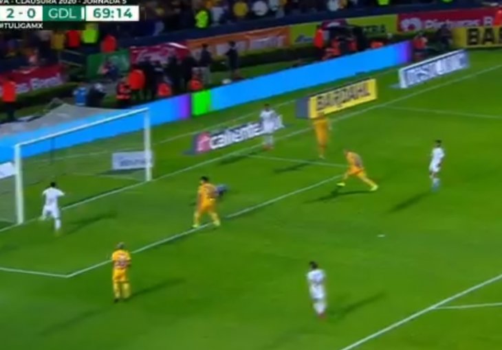 LJUDI MOJI, JE LI TO MOGUĆE: Ovo je blamaža decenije, sa svega pola metra promašio je prazan gol… (VIDEO)