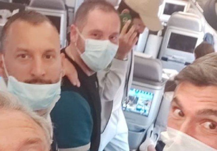 Novak uhvatio posljednji let za Evropu iz Amerike: Cijeli njegov tim pod maskama u avionu
