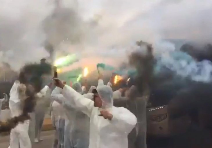SNIMAK TURSKIH NAVIJAČA OBIŠAO SVIJET: ZABRANILI IM DA UĐU NA STADION ZBOG KORONAVIRUSA, pa su podržali svoj tim na ovaj način!