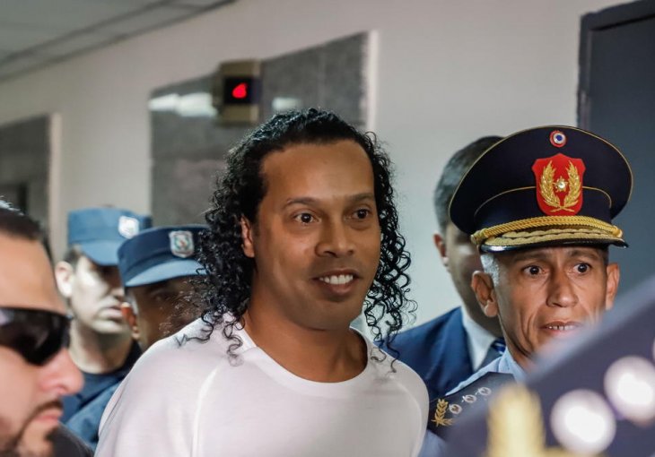 SELFI IZ ZATVORA! Slavni fudbaler posjetio Ronaldinja i otkrio: Njegov osmijeh krije jezivu tajnu!