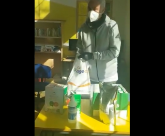 PREPOZNAJETE LI GA? SLAVNI TRENER SE MASKIRAO i NOSIO namirnice najstarijima (FOTO)