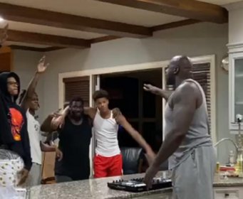 DIVLJA ŽURKA JEDNOG OD NAJBOLJIH NBA CENTARA: Ni izolacija ga ne sprječava da se ludo zabavlja!