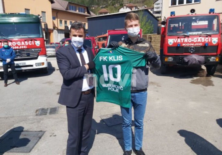 FADIL NOVALIĆ HEROJU ALIJU SARAJLIĆU IZ KONJICA URUČIO ZAHVALNICU: Premijer FBiH na poklon dobio dres KLIS-a (FOTO)