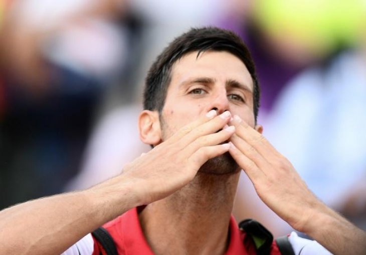 NOVAK DONIRAO MILION EURA U ITALIJI, A SAD ONI NJEMU POKLONILI OVO: Od srca mu zahvalni, napisali mu OVO na SRPSKOM!