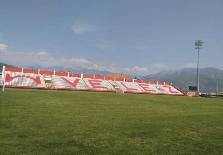 (FOTO) Sjajan travnjak, reflektori čekaju da zasijaju, a RA tribina u izgradnji: Ovako danas izgleda stadion u Vrapčićima