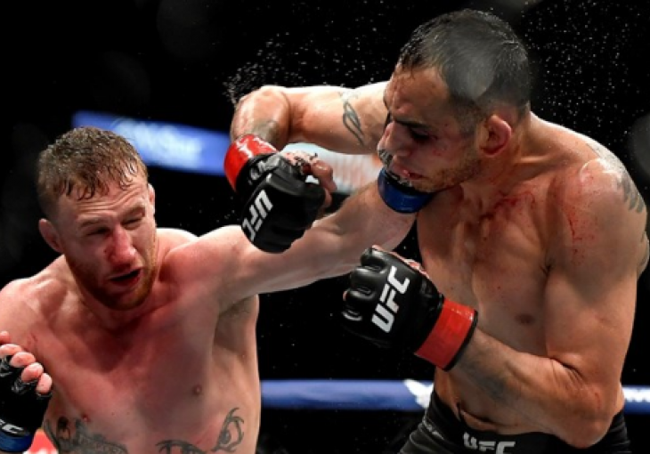 SENZACIONALNA UFC NOĆ, FERGUSON ISPREBIJAN! Gatje napravio POVREDE na glavi Toniju - osvojio pojas i BACIO ga, pa pao preko ograde! /VIDEO/