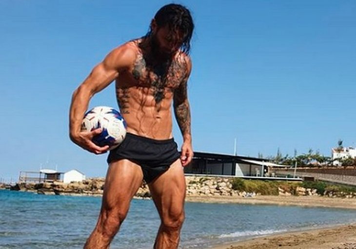 BIVŠI HRVATSKI REPREZENTATIVAC POTPUNO PROMIJENIO IMIDŽ Nekadašnji Vatreni poput Robinsona Crusoea, na plaži pokazao impresivan izgled