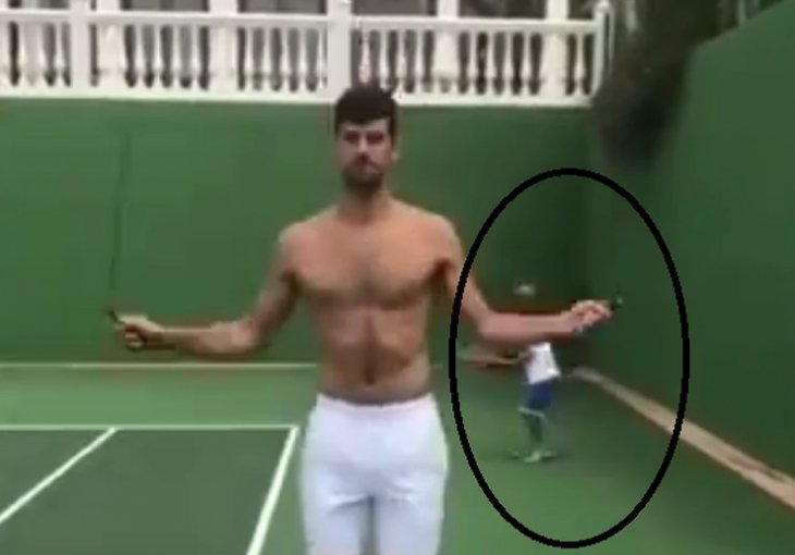 DETALJ KOJI JE SVIMA PROMAKAO Novakov sin 'razbija' ZID udarajući tenisku lopticu, je li ovo realno?!