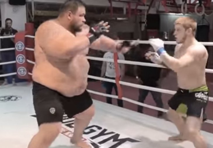 KAD MLATI PAPA GIGANT: Pogledajte kako se u ringu proveo majstor borilačkih vještina protiv ovog strongmana (VIDEO)