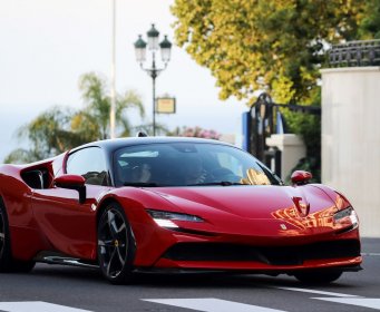 DOK FORMULA 1 MIRUJE Sjeo je u Ferrarijevu strijelu od 1000 'konja' i protutnjao ulicama Monte Carla. SVI U ČUDU KADA SU VIDJELI O KOME JE RIJEČ