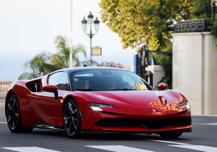 DOK FORMULA 1 MIRUJE Sjeo je u Ferrarijevu strijelu od 1000 'konja' i protutnjao ulicama Monte Carla. SVI U ČUDU KADA SU VIDJELI O KOME JE RIJEČ