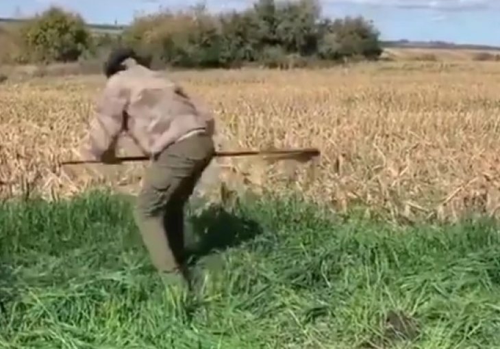 SNIMAK JEDNOG OD NAJBOLJIH FUDBALERA SVIJETA KOJI ZARAĐUJE 30 MILIONA GODIŠNJE PRENERAZIO SVE Pogodite ko je spreman da ovako UPRLJA ruke