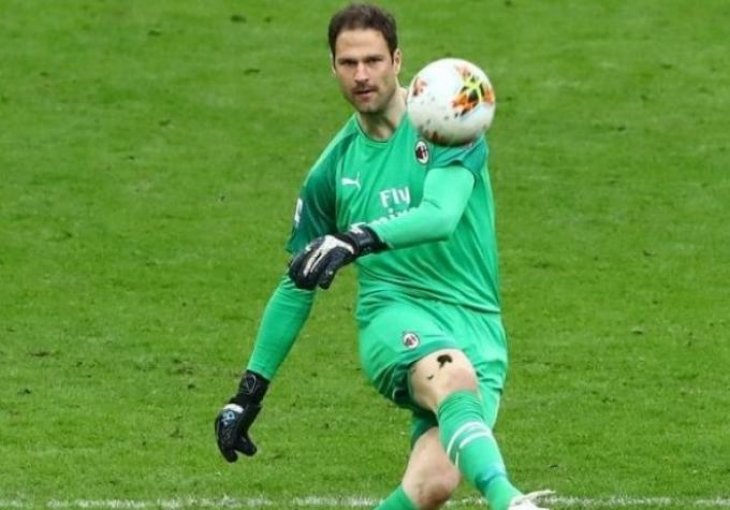 Podgrijava se interesovanje velikana: Asmir Begović prvi pik slavnog kluba