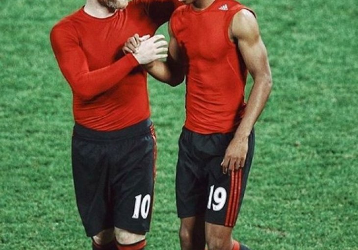 OVAJ FUDBALER JE OTAC VELIKE ZVIJEZDE MANCHESTER UNITEDA, ISPLIVALA ŠOK SLIKA: Svi čekaju da se oglasi fudbaler