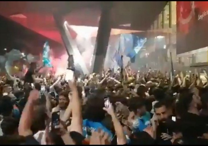 PANDEMIJA, ŠTA TO BJEŠE? Kao u vrijeme Maradone: Napulj gorio cijelu noć, 100.000 navijača na ulicama slavilo trofej
