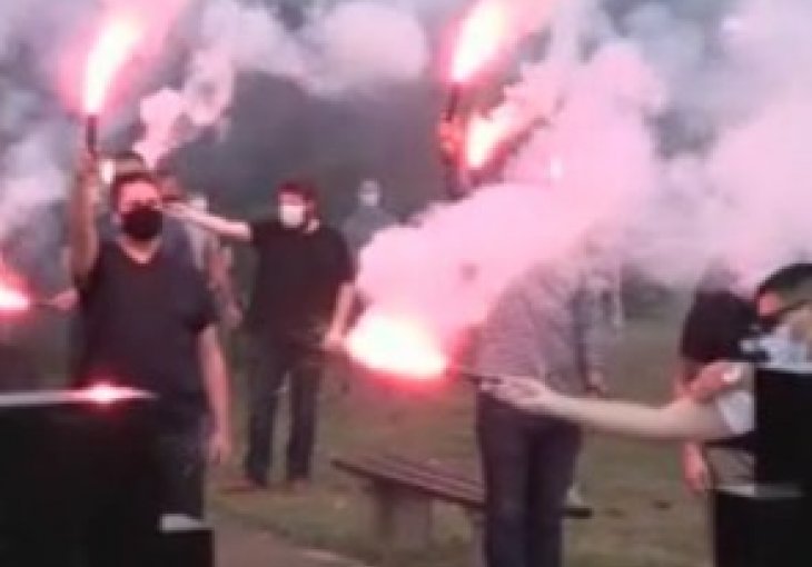 PRIZOR KOJI JE RASPLAKAO SRBIJU, DELIJE SE OPROSTILE OD BORA LALEVIĆA:  BAKLJE i HIMNA Zvezde u njegovu čast