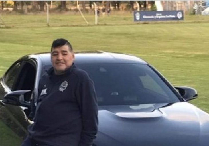 MARADONA PAZARIO BIJESNU MAŠINU, PA POKAZAO ŠTA JE VRHUNAC BAHATOSTI: Odmah se pohvalio luksuznim vozilom, košta bogatstvo