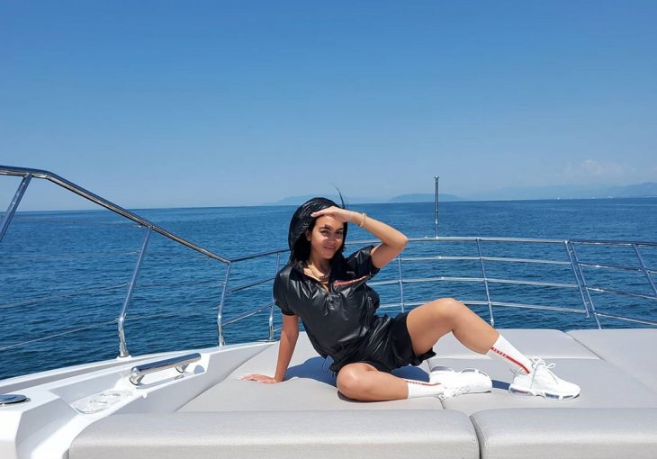 JEDNA OD NAJLJEPŠIH ŽENA SVIJETA Je li humano to što nam radiš: Georgina stala u omiljenu pozu za muškarce i sve DOVELA DO LUDILA! (FOTO)