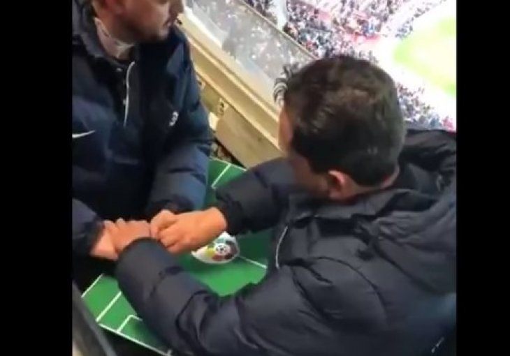 NIJE  SE DESILO NIŠTA LJEPŠE  NA TRIBINAMA: On je slijep i voli Barselonu, a njegov prijatelj je napravio IZUM i ostvario mu veliki san