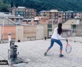 DJEVOJČICE I DALJE IGRAJU KORONA TENIS, A ONDA SE POJAVIO ON! Nisu mogle sebi doći od čuda kad su shvatile ko im je došao u goste (VIDEO)