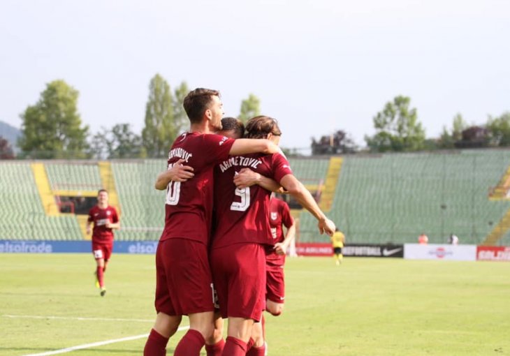 VEĆ 12 GODINA BH. PRVAK NIJE PROŠAO PRVU PREPREKU U U LP Fudbaleri Sarajeva večeras u Kardifu imaju veliku priliku