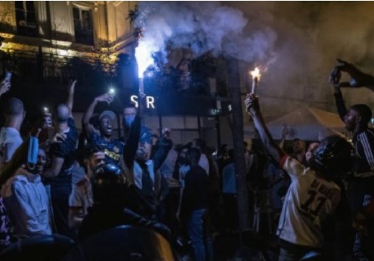 PARIZ SLAVIO, POLICIJA TUKLA! LETJELE BAKLJE, SUZAVAC... NEREDI  poslije historijskog plasmana PSŽ-a u finale Lige šampiona