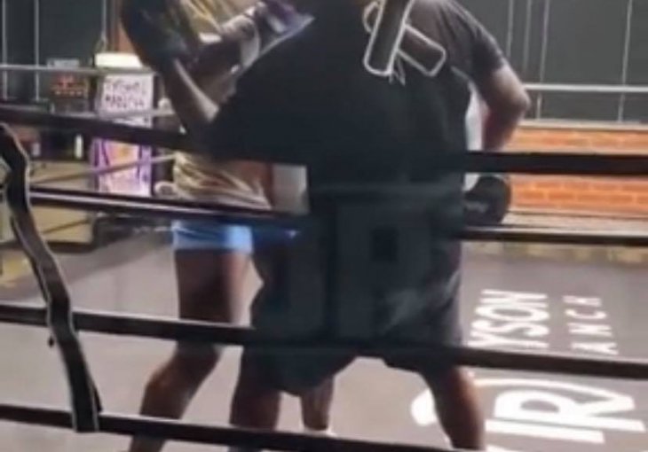 Mike Tyson brutalnim udarcem bacio trenera na konopce: OVAJ PRIZOR NIJE ZA SVAKOGA (VIDEO)