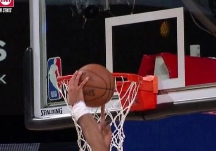 BLOKADA SEZONE Kawhi Leonard samo srednjim prstom blokirao igrača Denvera