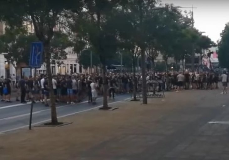 ODJEDNOM SE STVORILA GRUPA LJUDI I BLOKIRALA TERAZIJE Protest u Beogradu koji je prolaznike ostavio bez teksta