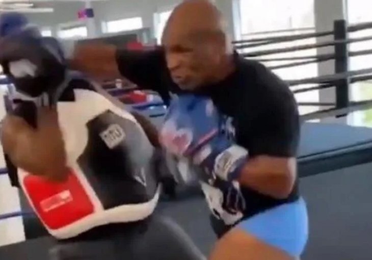 Tyson brutalnim krošeom spucao u glavu trenera: Je l’ realno da 54-godišnjak ovako udara?!