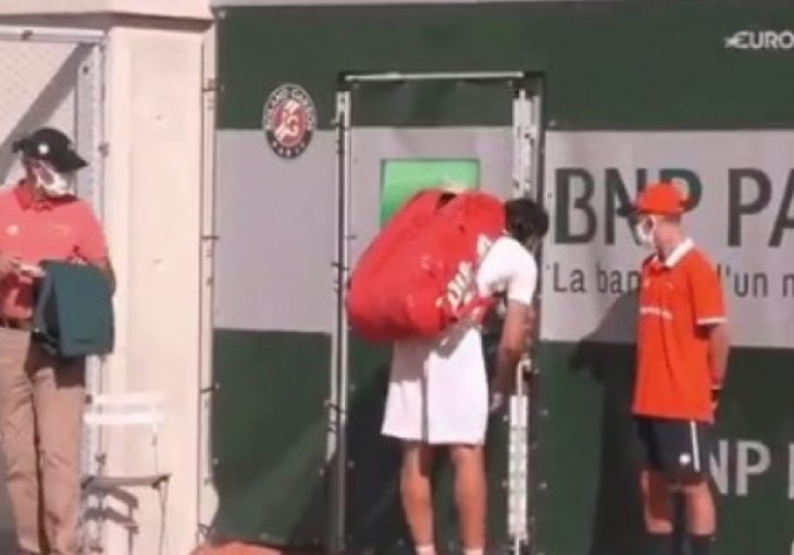 Komedija na Roland Garrosu: Gulbis izgubio meč, napao fotografa, a onda...