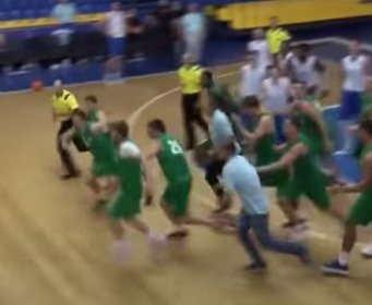Makljaža na košarkaškoj utakmici: Svi su u jednom trenutku jurnuli na jednog igrača
