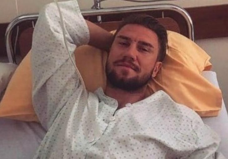  ISPLIVALA SLIKA IZ BOLNICE, OVAKO ERMIN BIČAKČIĆ IZGLEDA NAKON OPERACIJE: Otkrio u kakvom je stanju i poslao PORUKU FANOVIMA 