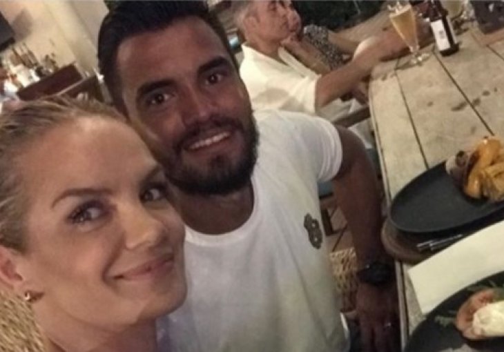POSLALA IM BRUTALNU PORUKU: Vrataru Uniteda propao transfer, njegova žena napala klub
