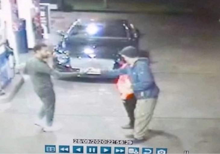 SALAH SNIMLJEN KAKO RADI OVO, VIDEO OBIŠAO PLANETU: Vrijeđali su ga, a onda ...