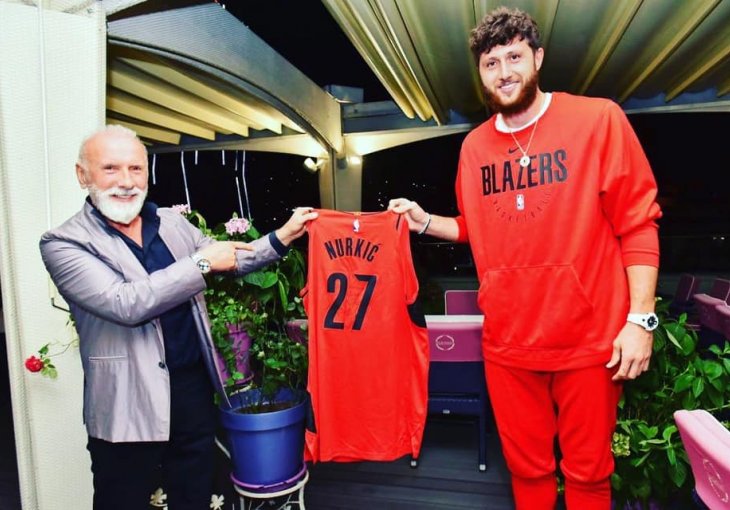 SUSRET ZA PAMĆENJE: Jusuf Nurkić u društvu Merlina, svom omiljenom pjevaču POKLONIO OVO 