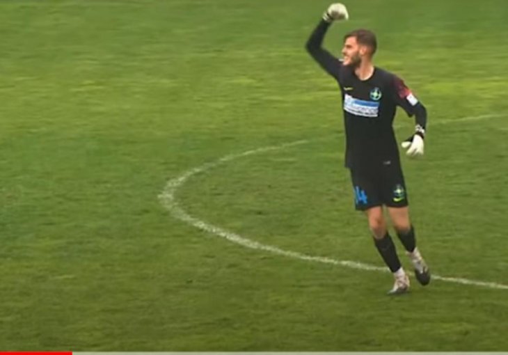 ISPUCAO LOPTU DA SPRIJEČI POGODAK, PA GA POSTIGAO! Golman Steaue šokirao sve, ovo je NAJLUĐI GOL GODINE