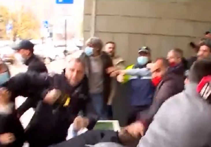 Neredi ispred fudbalskog saveza, bilo i fizičkog obračuna (VIDEO) 