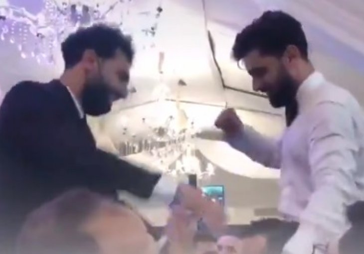 Salah se zarazio na bratovoj svadbi? Objavljen snimak kako pleše bez maske među brojnim gostima