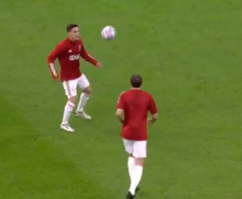Igrač Ajaxa večeras imitirao legendarno zagrijavanje Maradone: SVI SU U NJEGA GLEDALI (VIDEO)