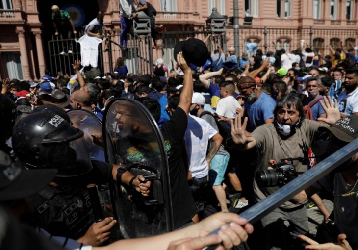 DIJEGOV ODLAZAK POTRESAO NACIJU: Neredi u Buenos Airesu pred Maradoninu sahranu