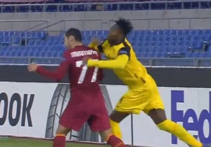 Camara udario Mkhitaryana šakom u prsa, pa se htio obračunati s ostalim igračima Rome